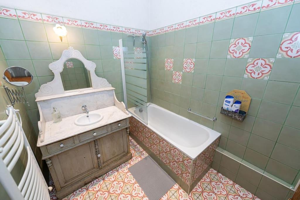 Anna-Maria : Grand Appartement 10 Personnes+Parking Prive -Actif+ Location- Marseilles Exterior foto